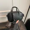 Nova Bolsa Quadrada Pequena Estilo Coreano para Mulheres da Primavera de 2026, Bolsa de Mão e Bolsa Transversal Versáteis e Simples com Pingente de Rosto Sorridente da Moda, Bolsa de Ombro