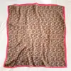 Bufanda nueva para mujer, primavera y verano, decorativa, con letras de moda, cuadrada pequeña, 70 cm, de celebridades de Internet.