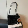 Bolso de felpa de gran capacidad transfronterizo para debajo del brazo, nueva colección otoño 2026, bolso de mano moderno y versátil, bolso de hombro elegante y moderno