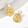 Brincos de Pérola Texturizados Estilo Luxo Leve Europeu e Americano da Moda, Brincos Irregulares Banhados a Ouro, Brincos de Design de Nicho para o Dia a Dia