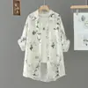 Toma real de camisa de verano elegante con estampado de pintura a tinta, libre de arrugas y sin planchado, protección solar para mujer, chaqueta tipo blusa de longitud media