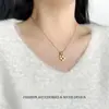 Exquisito Collar con Colgante de Flor de Cuatro Hojas Hueca con Microincrustaciones de Circonita, Cadena para Clavícula Versátil de Lujo Ligero de Nicho