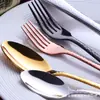 Venta al por mayor del fabricante Juego de cubertería con estampado de serpiente estilo europeo Juego de cinco piezas de acero inoxidable Cuchillo para bistec, Tenedor, Cuchara, Cucharita de café, Tenedor y cuchara de postre