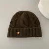 Gorro de punto estilo coreano con patrón texturizado, versátil y elegante, colección de invierno 2026, diseñado para mantener abrigadas a las mujeres, proteger sus orejas y hacer que sus rostros parezcan más pequeños