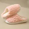 Novas Pantufas de Algodão Femininas Outono/Inverno 2025 Estilo Borboleta Fofa Quentes Pós-Parto para Interior Casa Pantufas Peludas de Solado Grosso