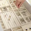 Bandeja de Terciopelo Beige para Joyas, Anillos, Pulseras, Collares y Pulseras de Hilo con Compartimentos de Almacenamiento en Colores Cálidos