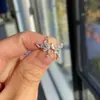 Pendiente de mariposa flash con sensación fresca para mujer, nicho, lujo ligero, sensación de alta gama, clavo de cartílago, borla con temperamento, pendientes de circonita, estilo nuevo