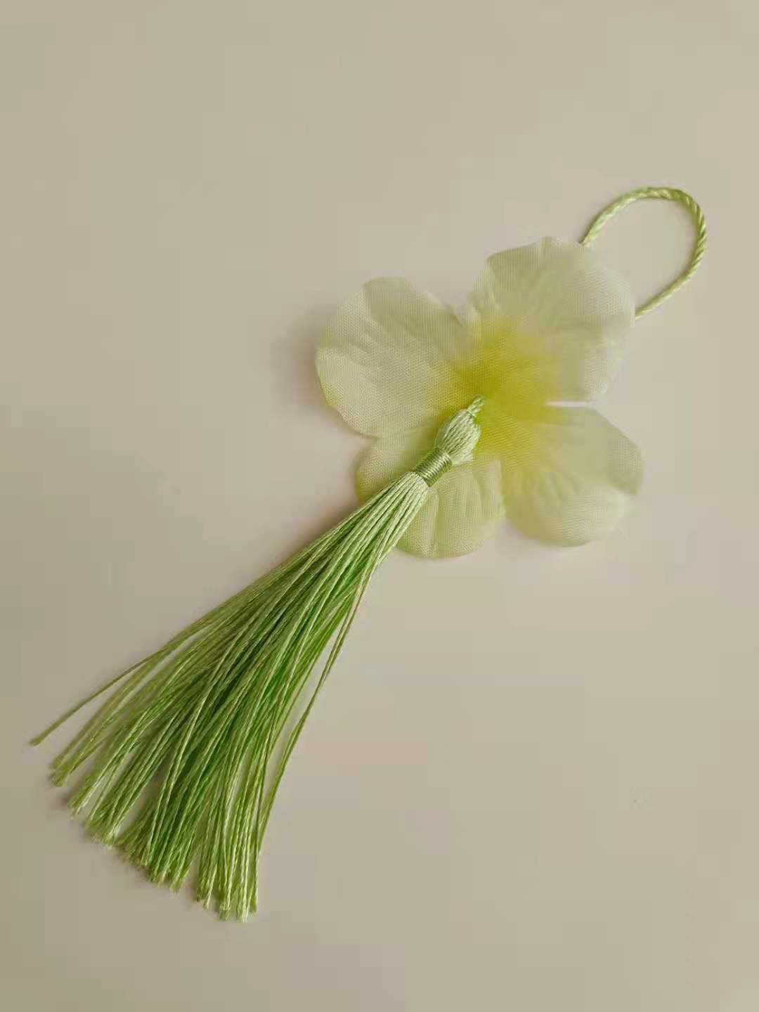 浅绿花瓣流苏