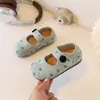 Sapatos de Couro para Meninas 2026 Outono Novo Estilo Birkenstock Modernos Versáteis Sapatos Individuais Sapatos de Bolinhas para Meninas Uso Externo Sapatos Infantis