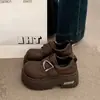 Mocassins com Fivela Retro Femininos 2026 Novo Outono Sapatos com Pequeno Aumento de Altura e Solado Grosso Confortáveis Versáteis Sapatos Pequenos de Couro