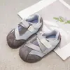 Tênis Infantil Jardim de Infância 2025 Outono Novo Estilo Meninas Antiderrapante Solado Macio Versão Estudantil Meninos Sapatos Planos Simples