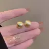 Pendientes Pequeños Curvos con Forma de Frijol Mate Cepillado para Mujer 2026 Nuevo Estilo Pendientes de Lujo Ligero Accesorios para Orejas de Moda y Elegantes