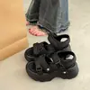 Sandálias esportivas pretas de sola grossa estilo coreano para mulheres, adequadas para uso externo no verão, com um toque de alta qualidade, novos sapatos romanos casuais versáteis 2026