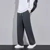 Directo del fabricante: Pantalones de forro polar para hombre, con una caída favorecedora, efecto adelgazante y un estilo casual estructurado.. Estos pantalones largos de moda, de pierna recta y corte holgado son perfectos para otoño e invierno.