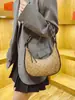 Bolso de mujer estilo vintage modelo nuevo 2026, versátil para el trabajo, bolso de hombro de media luna a la moda y casual, bolso de hombro popular con forma de cuerno
