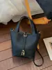 Bolso Cesta con Patrón de Lichi 2024 Nuevo de Moda Simple Casual Bolso de Hombro Cruzado Bolso de Mano Coreano de Nicho Bolso Cubo