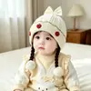 Chapéu de tricô trançado com laço de morango para bebê menina, chapéu fofo com orelhas de peruca para proteção auricular, chapéu quente de lã