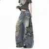 Calça jeans americana retrô com aspecto desgastado, salpicos de tinta e detalhes rasgados, nova coleção de primavera para mulheres, apresentando um design moderno e ousado com estampas de letras e estilo comprimento total.