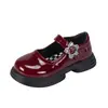 Zapatos Pequeños de Cuero Huecos para Niñas 2026 Primavera Verano Nuevos Moda Infantil Versátiles Casuales Decoración Floral Zapatos de Una Sola Pieza