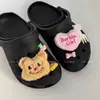 Zapatos Croc Accesorios Tienda de Postres Tailandeses Oso de Mantequilla Zapatos de Oso Populares Peluche de Flor Corazón Lindo Dibujo Animado Desmontable