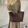 Bolso de hombro ins de color liso a la moda estilo coreano, bolso tote tejido de gran capacidad, bolso de mano con diseño de nicho único y moderno