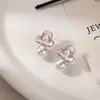 Pendientes de Botón Florales de Estilo Coreano de Aguja Plateada de Alta Gama, Pendientes de Perlas Exquisitos de Lujo Ligero y Ultra-Hada, Accesorios de Oreja de Pétalos con Goteo de Aceite a la Moda