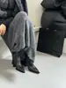 Botas de Salto Alto Bico Fino para Mulheres Outono e Inverno 2025 Novo Estilo Simples Marrom Justas Curtas Salto Grosso Nude Justas