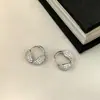Ear Cuff Zircônia Torcida em Forma de C Personalizado Design Simples de Alto Padrão para Mulheres Luxo Leve Temperamento Único Brinco Versátil Exquisito