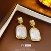 Aretes de Perlas de Amor con Hojas de Zirconia con Aguja de Plata Electrochapada en Oro Real Aretes de Tuerca Avanzados de Nicho Antiguo Medio Venta al por Mayor para Mujeres