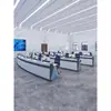 Escritorio de sala de monitoreo de centro de comando de consola fijo, personalizado, de tres paneles, escritorio de operación de sala de exposiciones, escritorio de programación de trabajo, pintura horneada, curvo