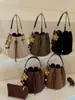 Bolsa de Mão Estilo Balde Liso Exquisito com Pregas e Cordão para Mulheres, Nova Moda Outono 2026, Bolsa de Ombro Transversal Fashion e Única