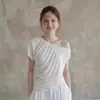 Camiseta Blanca de Falso Dos Piezas sin Hombros de Manga Corta para Mujer, Verano, Diseño Consciente, Nicho, Plisada, Francesa, Top Pequeño Super Bonito