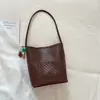 Bolso Cubo de Color Sólido con Textura Tejida para Mujer 2026 Verano Nuevo Bolso de Mano de Moda Bolso de Hombro Único Casual para el Trabajo y los Viajes