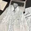 [Directo del fabricante] Nueva colección de primavera y otoño: Pijama de algodón nube para mujer con estampado de leopardo azul, bordado de Gato KT y un diseño juvenil y elegante con cuello de solapa