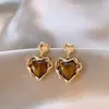 Pendientes de Corazón con Piedra Ojo de Tigre Dorada Asimétrica Maillard para Mujer Otoño e Invierno Joyería de Oreja de Lujo Accesible Nicho