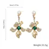 Aretes de Aguja Plateada con Colgantes de Flor de Perla Incrustados de Diamantes, Aretes Vintage Estilo Corte, Aretes de Lujo Ligero y de Alta Gama