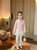 Novo suéter de bebê estilo coreano para meninas, camisa base estilosa com gola de renda, malha versátil para outono e inverno para bebês e crianças pequenas