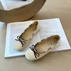 Sapatos de sola macia sapatilhas sapatos estilosos de vovó estilo coreano novo bico fino com design de sola plana 2026 saia com laço