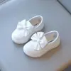 Sapatos de Bebê 2026 Primavera/Outono Meninas Laço e Coelho Solado Macio Versátil Sapatos de Couro Infantis Sapatos Brancos Fofos
