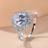 Anel de Noivado Feminino Twist Band com Coroa Dupla Cravejada de Diamantes, Pedra Principal Grande Oval Moissanite, Fonte de Suprimento
