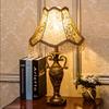 Lámpara de Mesa Retro Estilo Europeo Dormitorio Boda Boda Estilo Americano Lámpara de Mesa de Tela Habitación de Boda Sala de Estar Lámpara de Mesa de Noche Antigua