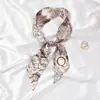 Lenço de Seda Pequeno e Longo para Mulheres, Estilo Versátil de Primavera e Outono, Lenço Estreito da Moda, Faixa de Cabelo, Lenço com Fitas de 26 Letras, Primavera