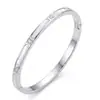 Popularidad Transfronteriza Personalidad Estilo Europeo y Americano Joyería de Mano de Lujo Ligero Nicho para Mujer Sensación de Alta Gama Diseño Incrustado con Pedrería Elegante Pulsera de Acero de Titanio