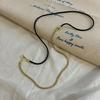 Collar de diseñador de cadena de hueso de serpiente con costuras de cuerda de cuero de vaca simple de estilo europeo y americano, cadena de suéter de alta gama de nicho de marea