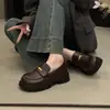 Modernos e versáteis, estes confortáveis sapatos de couro slip-on com salto grosso estilo japonês são perfeitos para a primavera e o outono de 2026, oferecendo um design antiderrapante e fácil de calçar.