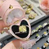 Anillo de Diamante Dorado Estilo Francés Romántico de Alta Gama Moda Joyería Camelia, Anillo de Piedra Preciosa Dorado Chapado en Oro con Forma de Flor Delicado y Deslumbrante