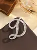 Broche de Letra em Inglês Cruzamento Europeu e Americano Anti-Exposição Pino de Metal Liga Broche de Strass Acessórios de Joia Atacado para Mulheres