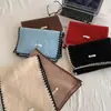 Bufanda nueva de lana mezclada estilo navideño en color rojo con exquisita costura de borde, versátil para parejas y mujeres