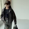 Conjunto de Jaqueta de Couro e Jeans para Meninas Outono-Inverno 2026 Novo Casual Estilo Coreano para Meninas Mais Velhas com Jeans Pintado por Spray Tendência