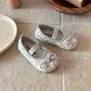 Ins Zapatos pequeños de cuero estilo francés 2026 primavera y otoño nuevos versión coreana para niñas con lazo de lentejuelas zapatos de princesa con suelas blandas